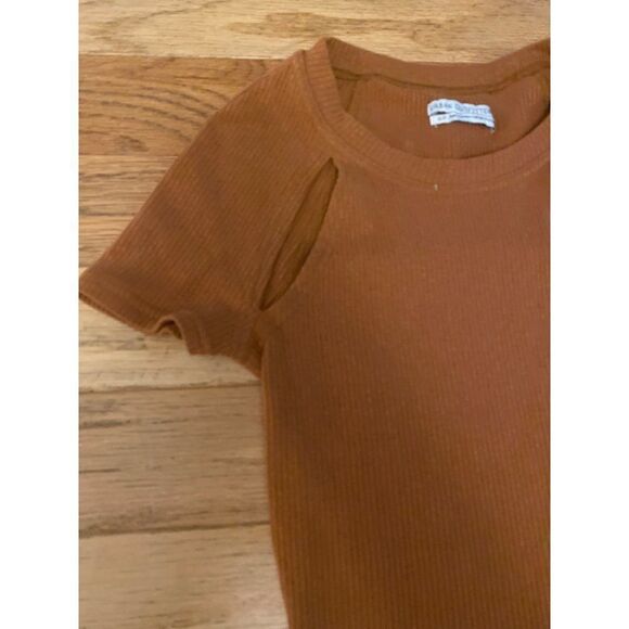 Urban Outfitters women's brown cut out cropped short sleeve casual top sz small - Picture 2 of 8